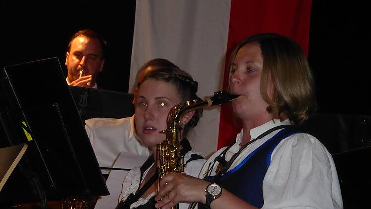 Von links: Alt-Saxofone Franzsika Schubert und Rebecca Bauer. Foto: Elisabeth Mehn