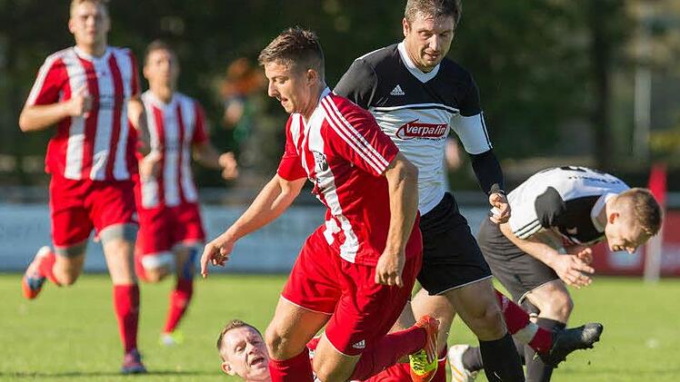 2015 trug Daniel Uttinger noch das Trikot des ASV Vach. Am Sonntag trifft er im Kellerduell der Bayernliga mit Jahn Forchheim auf seinen Ex-Verein.  Archivbild: Uwe Gick