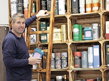Das Hochregal, wie es auch in einer Bibliothek stehen könnte, hat Thomas Schmidhuber in der neuen Filiale Wachenroth schon mit edlen Tropfen gefüllt.  Foto: Andreas Dorsch
