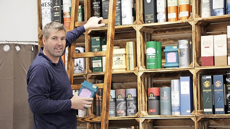 Das Hochregal, wie es auch in einer Bibliothek stehen könnte, hat Thomas Schmidhuber in der neuen Filiale Wachenroth schon mit edlen Tropfen gefüllt.  Foto: Andreas Dorsch