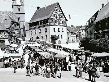 So sah es fr&uuml;her bei einem Markttag in Zeil aus: Auf dem Marktplatz vor dem Rathaus waren die St&auml;nde aufgereiht.  Foto: Ludwig Leisentritt