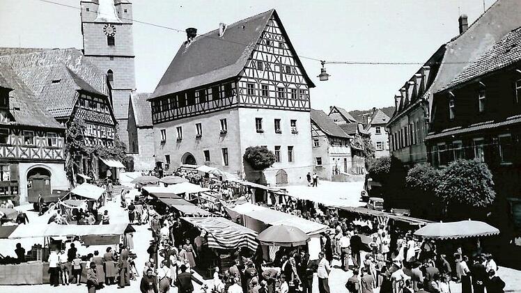 So sah es fr&uuml;her bei einem Markttag in Zeil aus: Auf dem Marktplatz vor dem Rathaus waren die St&auml;nde aufgereiht.  Foto: Ludwig Leisentritt