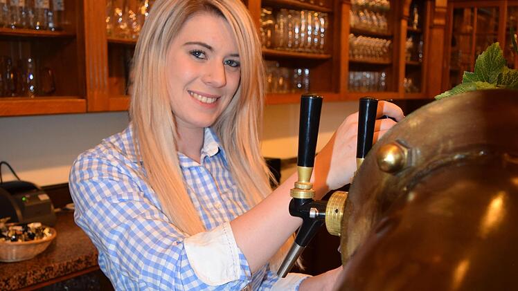 Wirtin Anika Pettrich  vom  Mönchshof-Bräuhaus freut sich über die Lockerungen für die Gastronomie.