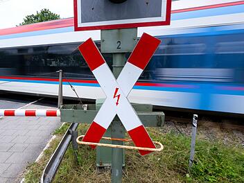 Kreis Lichtenfels: Tödlicher Unfall an Bahnübergang - Fußgänger von Zug erfasst