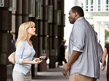"Blind Side - Die gro&szlig;e Chance" erz&auml;hlt von einem jungen &uuml;bergewichtigen Mann (Quinton Aaron), der mit der Hilfe einer ihm zun&auml;chst v&ouml;llig fremden Familie zum Sportstar aufsteigt.