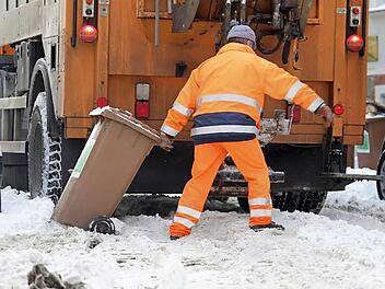 Rote Karte: Der Metalldetektor an der Ladevorrichtung des Müllfahrzeugs erkennt jegliche Störstoffe in der Biotonne und blockiert die Entleerung des Abfalls.  Foto: dpa