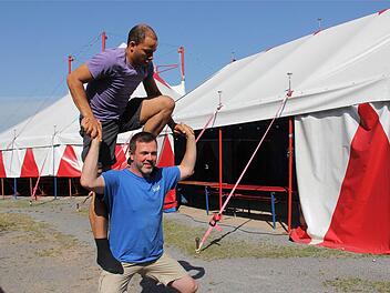 Im Zirkus Luna in Langendorf stellen sich am Wochenende die absolventen der Staaltichen Schule für Artistik in Berlin vor.Foto: Gerd Schaar