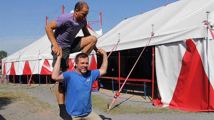 Im Zirkus Luna in Langendorf stellen sich am Wochenende die absolventen der Staaltichen Schule für Artistik in Berlin vor.Foto: Gerd Schaar