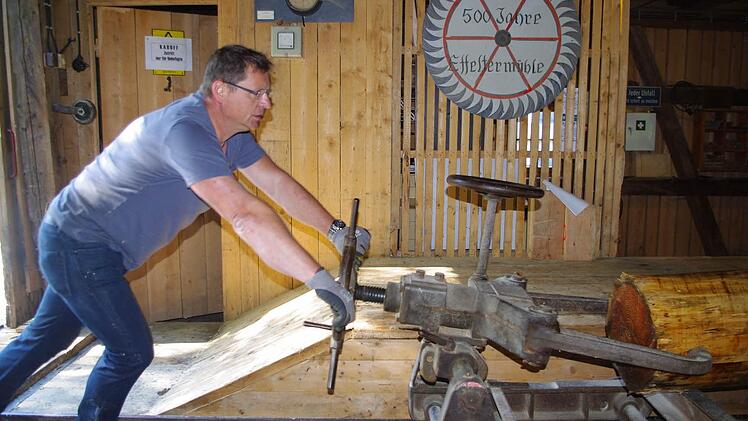Stefan Reif spannte die Baumstämme auf den Spannwagen. Foto: Heike Schülein