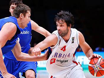 Serbiens Spielmacher Milos Teodosic schützt den Ball vorbildlich vor dem Tschechen Pavel Houska (links). Foto: Sebastien Nogier/dpa