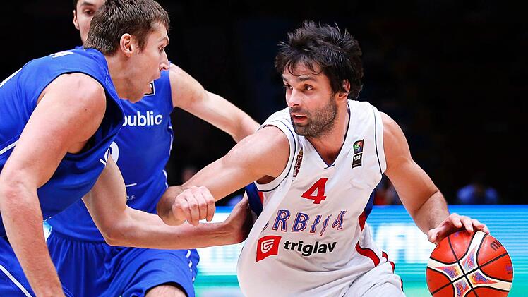 Serbiens Spielmacher Milos Teodosic schützt den Ball vorbildlich vor dem Tschechen Pavel Houska (links). Foto: Sebastien Nogier/dpa