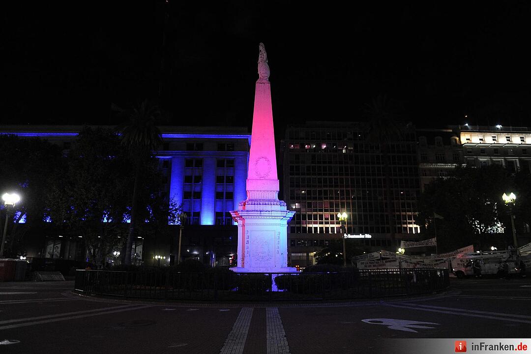 Weltweit gedenken Menschen den Opfer des Terrors von Paris