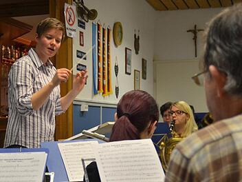 Die neue musikalische Leiterin der Bläservereinigung Markt Burkardroth ist Manuela Möller aus Wildflecken. Hier ist sie in Aktion bei einer Probe des Orchesters im Musikheim zu sehen. Foto: Kathrin Kupka-Hahn