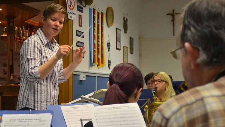 Die neue musikalische Leiterin der Bläservereinigung Markt Burkardroth ist Manuela Möller aus Wildflecken. Hier ist sie in Aktion bei einer Probe des Orchesters im Musikheim zu sehen. Foto: Kathrin Kupka-Hahn