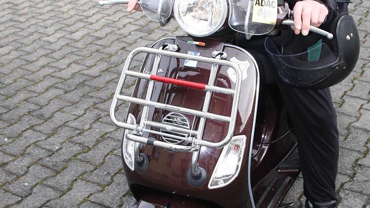 Hans Pfadenhauer mit seiner Vespa, die sein ganzer Stolz ist. Foto: Matthias Einwag