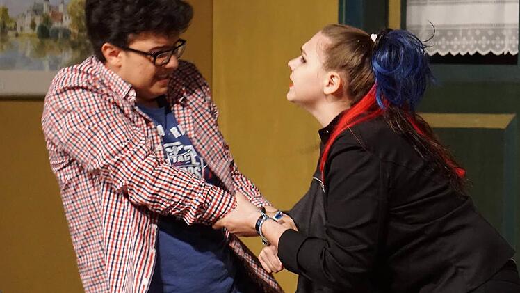 Babsy geht ran: Dass die Punkerin (Francesca Canola) nicht zu bremsen ist, spürt auch der schwer verliebte Peter (Manuel Mitschke).