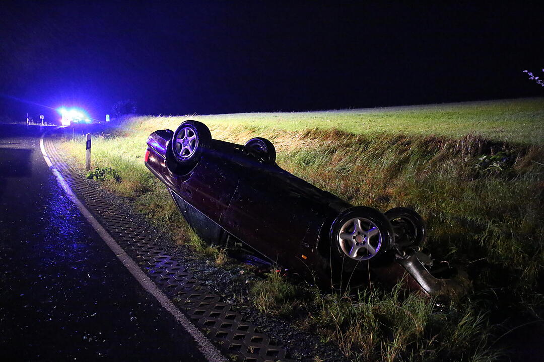 Unfall im Landkreis Hof - Auto landet auf dem Dach