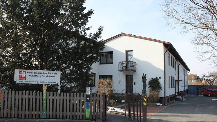 Das  Wohnheim St. Michael im Rennleinsweg ist die Urzelle der Behindertenarbeit in Lichtenfels. Anfangs befand sich dort auch die Verwaltung, die  2008 in die Gabelsbergerstraße umzog.