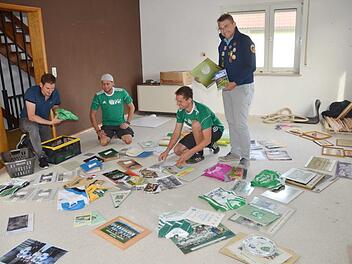 Sie erstellen aus einen Sammelsurium von Raritäten eine Ausstellung die zur Eröffnung des Jubiläumsfestes des TSV Neukenroth erstmals für die Öffentlichkeit zu sehen sein wird. Von links Christian Schülein, Tobias Fiedler, Michael Fröba und Jürgen Weißerth. K.- H. Hofmann