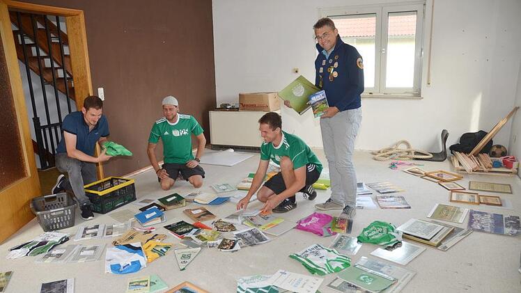 Sie erstellen aus einen Sammelsurium von Raritäten eine Ausstellung die zur Eröffnung des Jubiläumsfestes des TSV Neukenroth erstmals für die Öffentlichkeit zu sehen sein wird. Von links Christian Schülein, Tobias Fiedler, Michael Fröba und Jürgen Weißerth. K.- H. Hofmann