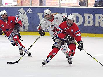 Die Neuenmarkterin Yvonne Rothemund braucht mit dem ESC Planegg nur noch einen SIeg in der Finalserie gegen Memmingen, um zum siebten Mal Deutsche Meisterin im Eishockey zu werden.  Foto: Christine Pleyer
