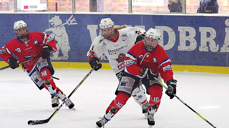 Die Neuenmarkterin Yvonne Rothemund braucht mit dem ESC Planegg nur noch einen SIeg in der Finalserie gegen Memmingen, um zum siebten Mal Deutsche Meisterin im Eishockey zu werden.  Foto: Christine Pleyer