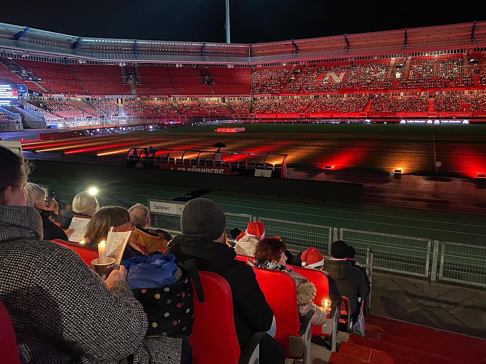 Endlich wieder: Impressionen vom Große Nürnberger Adventssingen 2022 im Max-Morlock-Stadion