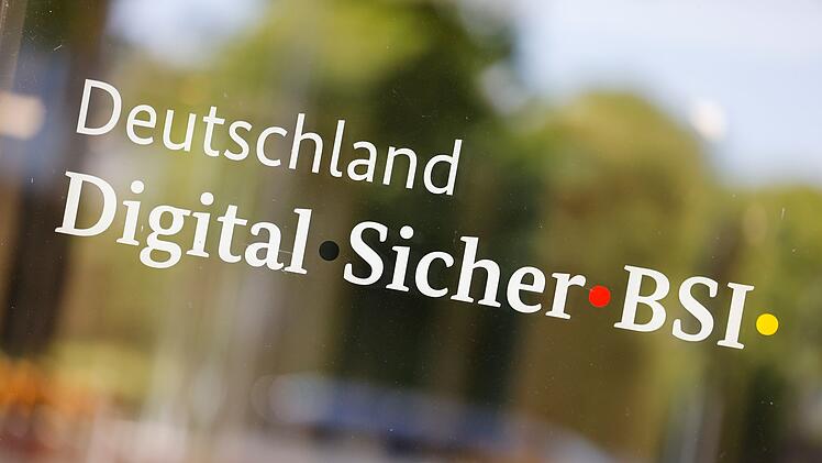 Bundesinnenminister Dobrindt besucht das IT-Lagezentrum des BSI