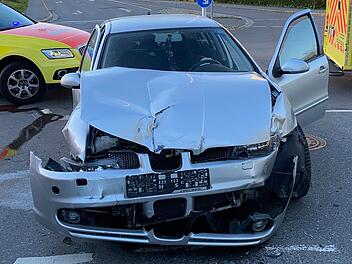 Verletzte und 25.000 Euro Schaden bei Unfall auf Kreuzung im Kreis Coburg