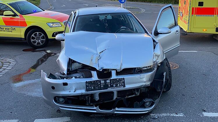 Verletzte und 25.000 Euro Schaden bei Unfall auf Kreuzung im Kreis Coburg