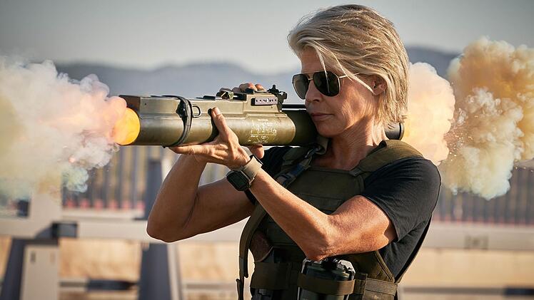 Sarah Connor (Linda Hamilton) ist so schlagkr&auml;ftig wie eh und je.