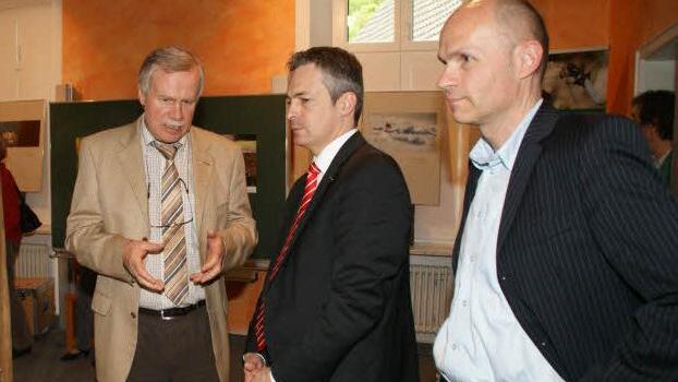 Dr. Rudolf Kibler (links) vom Bayerischen Umweltministerium erläuterte bei der Eröffnung im UBIZ die Ausstellung "Natur im Fokus".