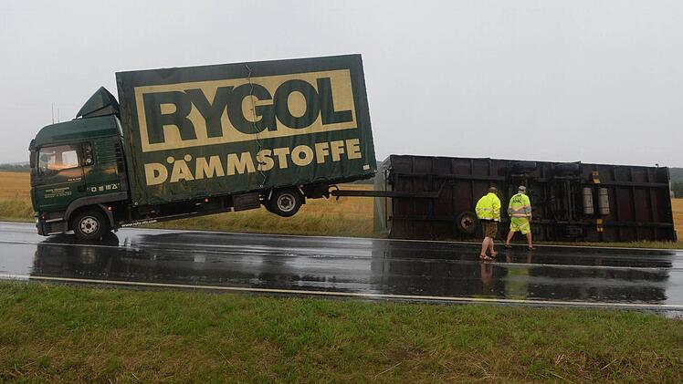 Auf die Seite gelegt wurde der Anhänger dieses Lastzuges auf der B 4 bei Rattelsdorf von einer Sturmböe. Foto: Ronald Rinklef