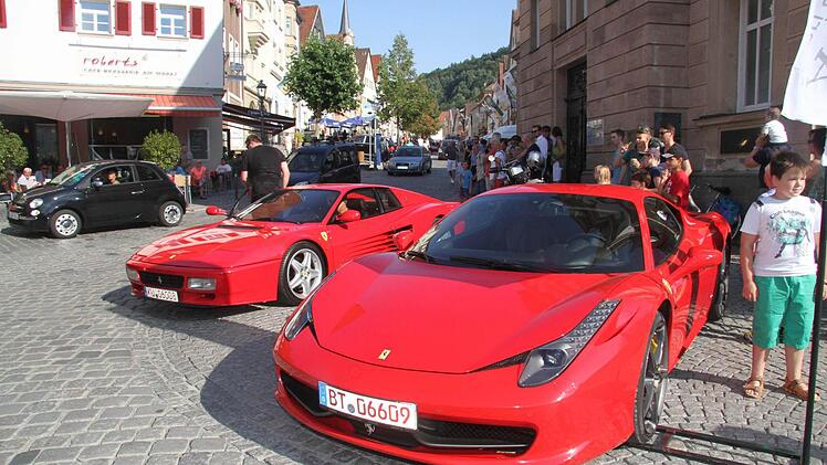 Die Luxusschlitten waren ein begehrtes Fotomotiv. Foto: Sonja Adam