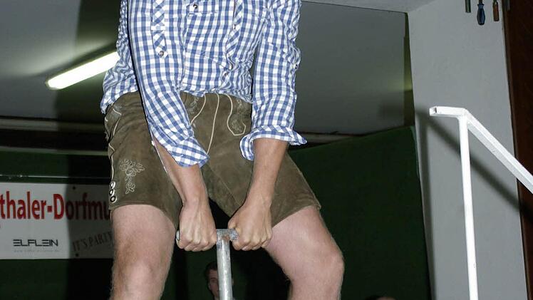 Christian Baier (Foto) aus Bad Kissingen holte sich den Sieg beim Steinhebe-Wettbewerb.  Foto: Winfried Ehling