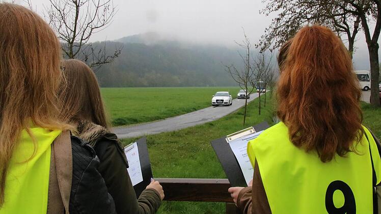 Die Schülerlotsen mussten unter anderem den Abstand und die Geschwindigkeit von zwei Pkw und einem Bus schätzen. Foto: Ralf Ruppert