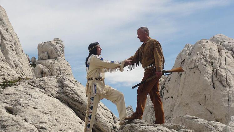 "Winnetou - Der Mythos lebt" Wie einstmals Pierre Brice und Lex Barker in "Winnetou III" schütteln sich die Karl-May-Fans Thomas Vogt (rechts) und Karl Schlömer als Old Shatterhand und Winnetou die Blutsbrüderhand - am Originalschauplatz auf dem Tulove Grede in Kroatien. Foto: privat