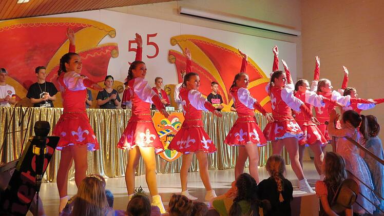 Prinzengarde Aura - rot-weißes Taktgefühl  Foto: Doris Bauer