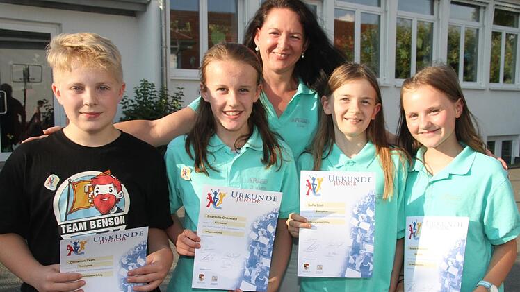 Charlotte Grünwald, Sofia Stoll, Nathalie Nestmann, Christian Zech und Alina Steinlein erhielten die Urkunde für die Juniorprüfung. Foto: Sonny Adam