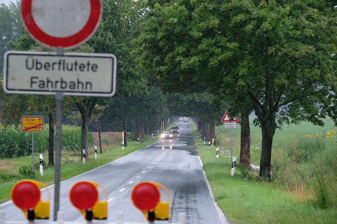Dauerregen über Deutschland: Rettungskräfte kämpfen mit Regenmassen