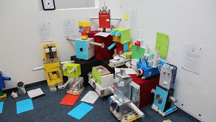 Die Schüler der Grund- und Mittelschule Heroldsbach haben aus dem, was andere wegwerfen, wunderschöne Roboter gebaut. Foto: Barbara Herbst