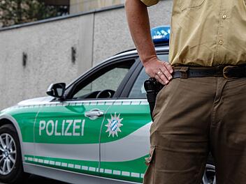 Der T&auml;ter hat den Supermarkt in Kahl am Main mit einer Axt &uuml;berfallen. Die Polizei fahndet mit einem Gro&szlig;aufgebot und warnt: Vorsicht, der T&auml;ter ist bewaffnet!  Symbolfoto: Christopher Schulz