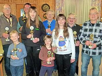 Die Vereinsmeister des Rassegeflügel- und Kaninchenzuchtvereins und des Geflügelzuchtvereins Kulmbach; unser Bild zeigt (vorne, von links) Anton Lauterbach, Helen, Luise und Kathrin Brand und Werner Geier sowie (hinten, von links) Reinhardt Möhrlein, Martin Brand, Herbert Lauterbach und Manfred Lauterbach. Foto: Werner Oetter