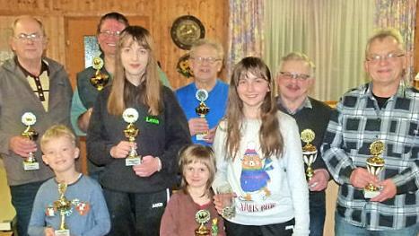 Die Vereinsmeister des Rassegeflügel- und Kaninchenzuchtvereins und des Geflügelzuchtvereins Kulmbach; unser Bild zeigt (vorne, von links) Anton Lauterbach, Helen, Luise und Kathrin Brand und Werner Geier sowie (hinten, von links) Reinhardt Möhrlein, Martin Brand, Herbert Lauterbach und Manfred Lauterbach. Foto: Werner Oetter