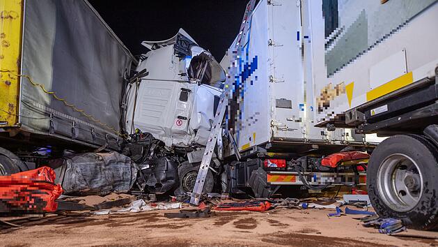 Bildung der Rettungsgasse erwies sich als schwierig: Lastwagenunfall im Baustellenbereich