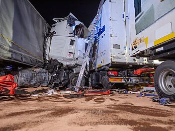 Bildung der Rettungsgasse erwies sich als schwierig: Lastwagenunfall im Baustellenbereich