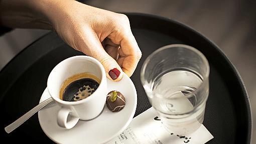 Kellnerin im Café: In Branchen wie der Gastronomie arbeiten viele Frauen laut NGG zu geringen Löhnen.