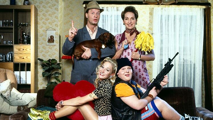 Über acht Staffeln spielte Janine Kunze (links unten) die Rolle der Carmen Krause in der Serie "Hausmeister Krause".