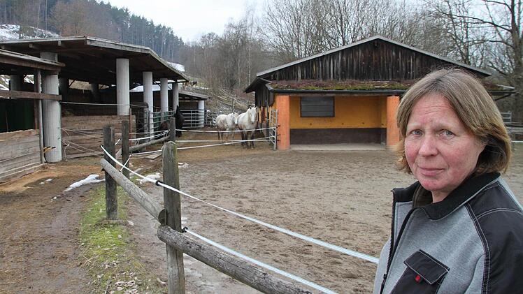 Sorgenfalten auf der Stirn: Ein neuer Bauantrag von Ingeborg Hugel ist vom Gemeinderat abgelehnt worden. Die 65-Jährige will mit ihrem Mann die Lücke zwischen den beiden Bauten im Hintergrund - dort, wo die Pferde stehen - überdachen. Foto: Jürgen Gärtner