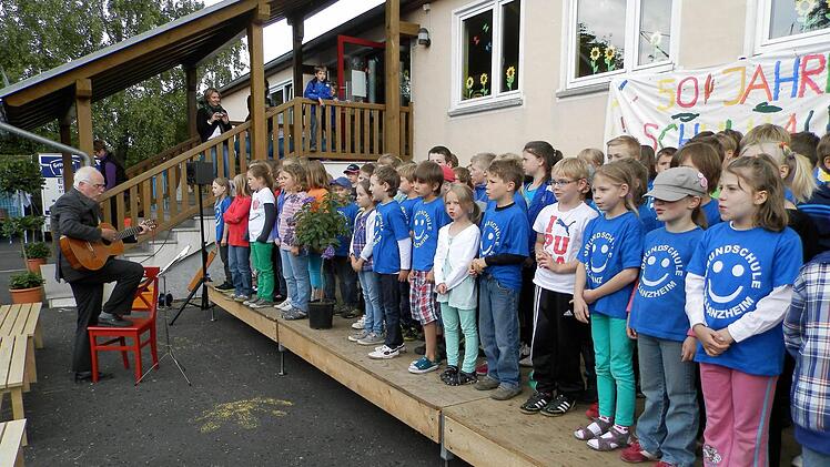 Die Schüler der Grundschule begrüßten die Gäste mit einem Lied, begleitet von Rektor Martin Bolkart. Foto: Fritsch